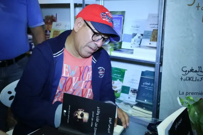 عصارة تجربته المسرحية.. الروخ يوقع كتاب “المسرح بين الأنا والآخر” بمعرض الكتاب (فيديو)