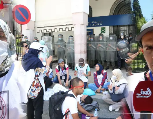 المعطلون حاملو الماستر والدكتوراه يتظاهرون أمام البرلمان والأمن يتدخل (فيديو)