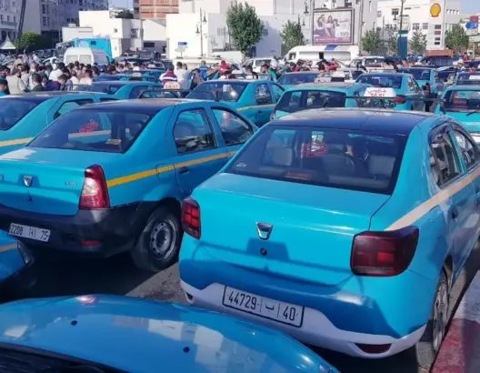 نقابة لسيارات الأجرة بطنجة تقرر الزيادة في التسعيرة.. ومطالب بتدخل السلطات