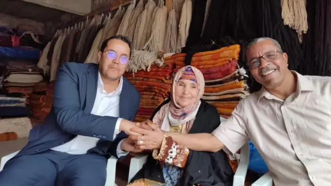 ضحية القرصنة الجزائرية مباركة أيت أحسي تُكرّم في مهرجان أحواش بورزازات