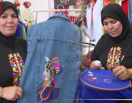 سعاد .. سيدة مغربية تبدع لوحات فنية بالصباغة على الثوب والطرز بالإبرة الشرقية (فيديو)