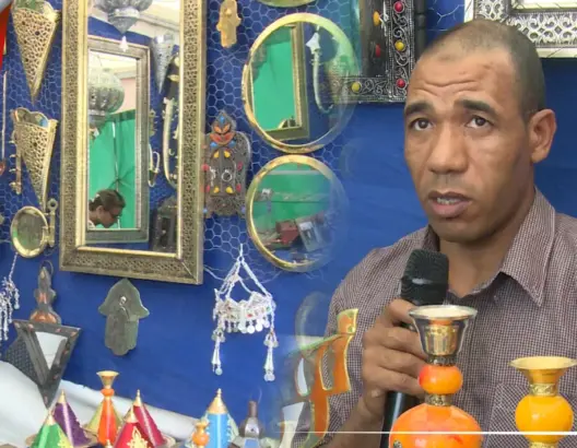 بالمطرقة والإزميل .. الصانع التقليدي محمد أمدا يبدع قطعا فنية من النحاس والفضة