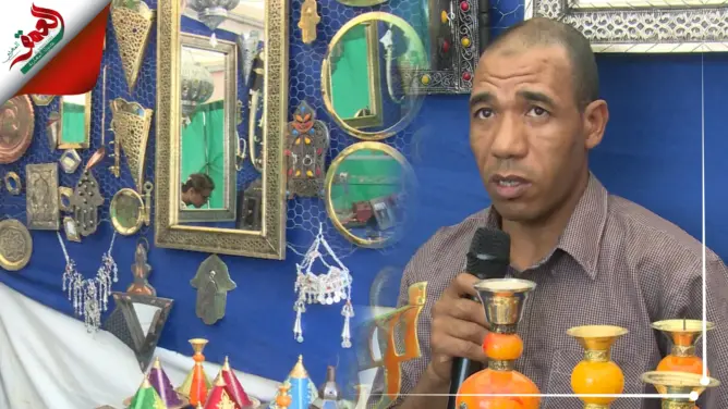بالمطرقة والإزميل .. الصانع التقليدي محمد أمدا يبدع قطعا فنية من النحاس والفضة