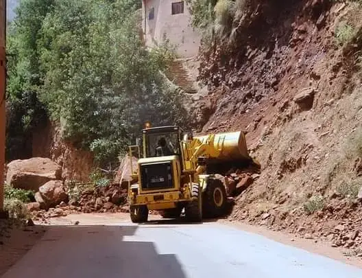 انهيار صخري يقطع الطريق على أوريكا والسلطات تتدخل لإزالة الخطر