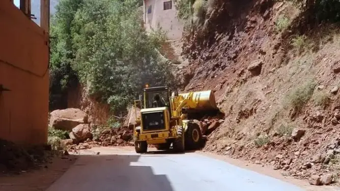 انهيار صخري يقطع الطريق على أوريكا والسلطات تتدخل لإزالة الخطر