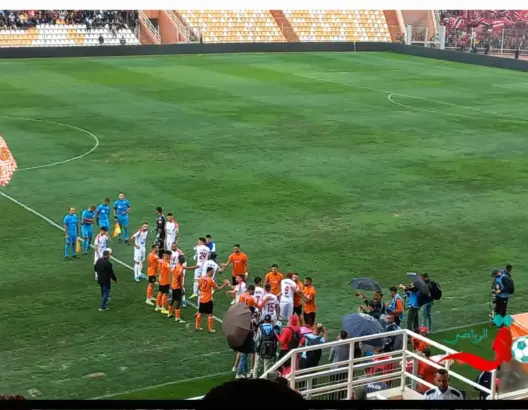 نادرا ما يحدث في ملاعب الكرة.. ممر شرفي ثنائي بين لاعبي الوداد وبركان بعد تتويجهم قاريا (فيديو)