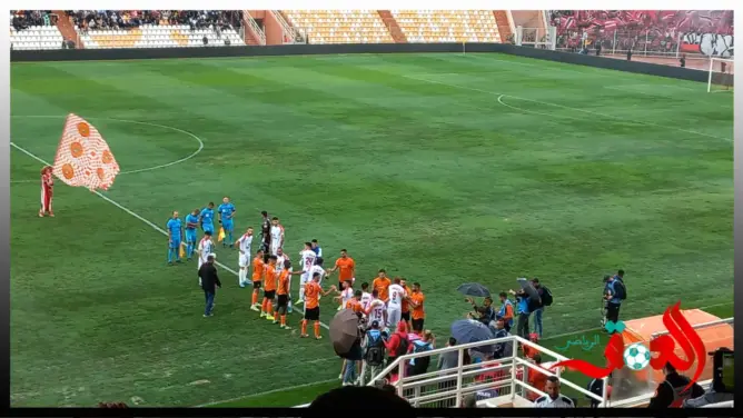 نادرا ما يحدث في ملاعب الكرة.. ممر شرفي ثنائي بين لاعبي الوداد وبركان بعد تتويجهم قاريا (فيديو)