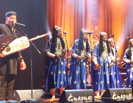 حميد القصري يُمتع جمهور الرباط في آخر محطة من جولة مهرجان “گناوة” (فيديو)