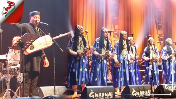 حميد القصري يُمتع جمهور الرباط في آخر محطة من جولة مهرجان “گناوة” (فيديو)