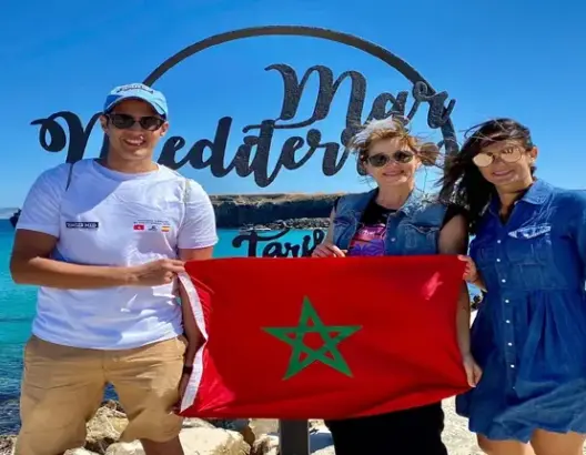 ثلاثة سباحين مغاربة يعبرون مضيق جبل طارق سباحة