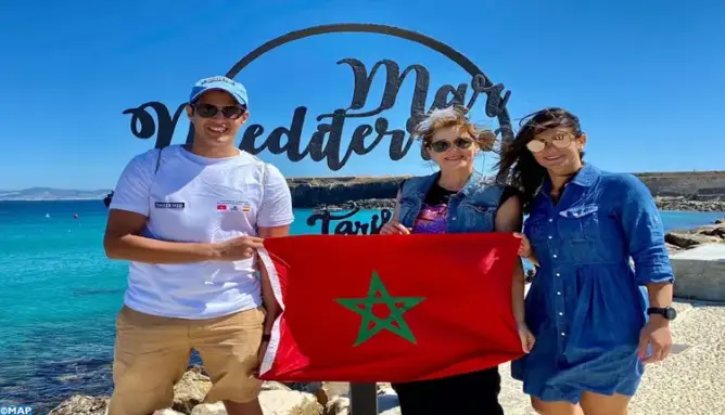ثلاثة سباحين مغاربة يعبرون مضيق جبل طارق سباحة