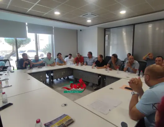 “محاولة نسف” اجتماع بين أرباب نقل العمال والشركات لحل “أزمة المحروقات” بطنجة