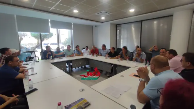 “محاولة نسف” اجتماع بين أرباب نقل العمال والشركات لحل “أزمة المحروقات” بطنجة