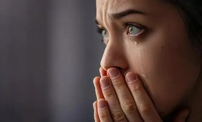 لماذا تبكي النساء أكثر من الرجال؟