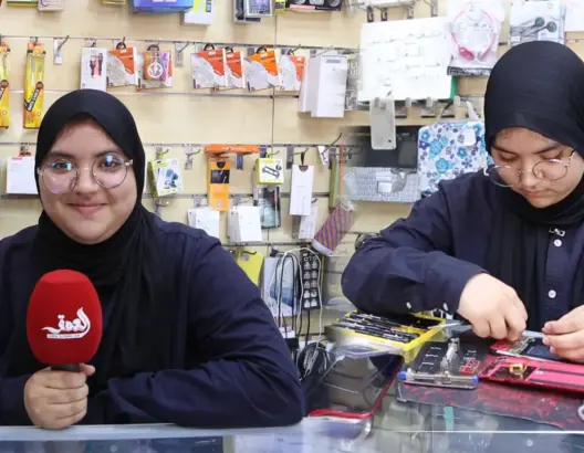 عمرها 21 سنة.. ضحى أول شابة تمتهن إصلاح وبرمجة الهواتف الذكية بالرباط (فيديو)