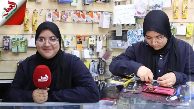 عمرها 21 سنة.. ضحى أول شابة تمتهن إصلاح وبرمجة الهواتف الذكية بالرباط (فيديو)