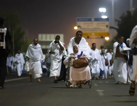 حجاج بيت الله الحرام يتوافدون على صعيد عرفات لأداء ركن الحج الأعظم (صور)