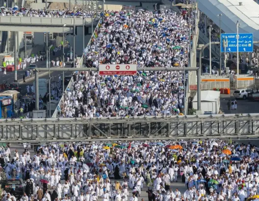 بـ300 ألف حاج في الساعة.. حجاج بيت الله الحرام يرمون الجمرات الثلاث في أول أيام التشريق