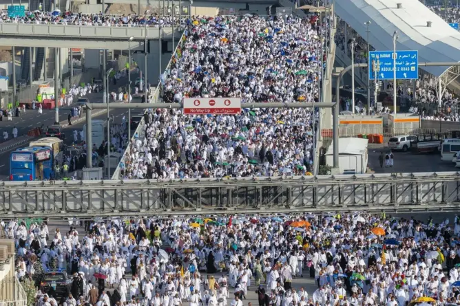 ملايين المسلمين عبر العالم يحتفلون بعيد الأضحى.. وحجاج بيت الله يرمون الجمرات