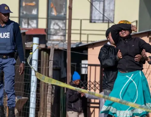 المهاجمون لاذوا بالفرار .. مصرع 19 شخصا في إطلاق نار بجنوب إفريقيا