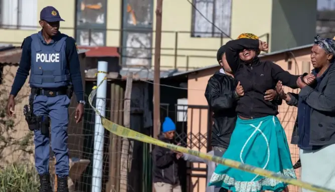 المهاجمون لاذوا بالفرار .. مصرع 19 شخصا في إطلاق نار بجنوب إفريقيا