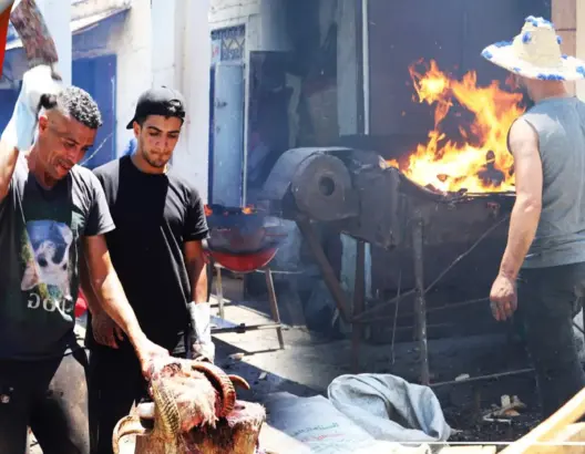 أجواء “تشويط” رؤوس الأضاحي بمنطقة الحدادين بطنجة