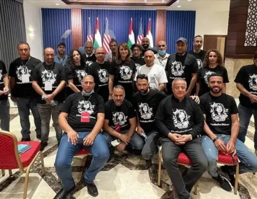 الصحافيون الفلسطينيون يواجهون بايدن بقمصان سوداء تحمل صورة شيرين أبوعاقلة