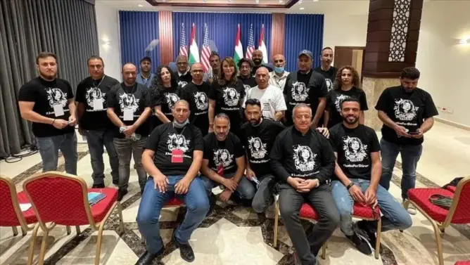 الصحافيون الفلسطينيون يواجهون بايدن بقمصان سوداء تحمل صورة شيرين أبوعاقلة