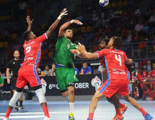 ودع المنتخب المغربي بطولة إفريقيا لكرة اليد المقامة حاليا بمصر من دور نصف النهائي بعد الخسارة أمام منتخب الرأس