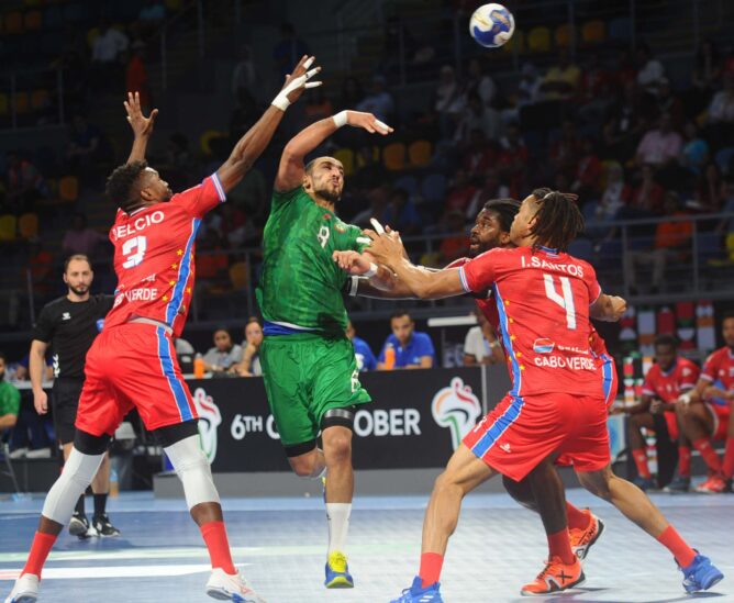 ودع المنتخب المغربي بطولة إفريقيا لكرة اليد المقامة حاليا بمصر من دور نصف النهائي بعد الخسارة أمام منتخب الرأس