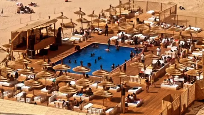 الأمن يداهم مقهى بشاطئ “أشقار” بطنجة ويحجز  قنينات كحول و”شيشا” (صور)