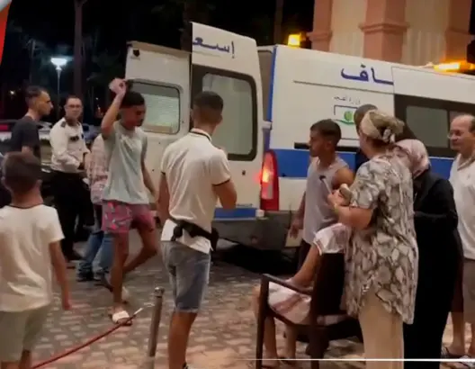 حصري .. لحظة نقل ضحايا التسمم الغذائي بفندق خمس نجوم وسط مدينة السعيدية