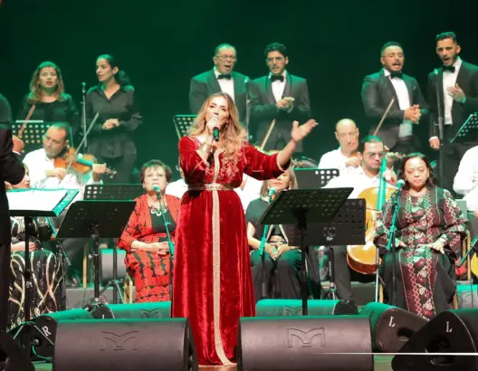 إحدى روائع “الحاجة الحمداوية”.. الفنانة الفلسطينية دلال أبو آمنة تغني”مقابلة البحر لا يرحل” (فيديو)