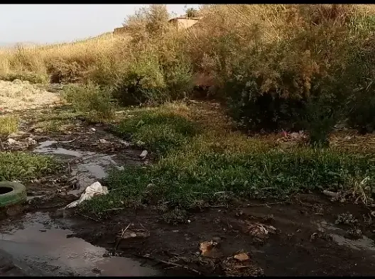 كارثة بيئية بمكونة.. المياه العادمة تجثم على “واد دادس” أمام صمت المسؤولين (صور)