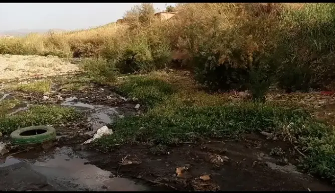 كارثة بيئية بمكونة.. المياه العادمة تجثم على “واد دادس” أمام صمت المسؤولين (صور)
