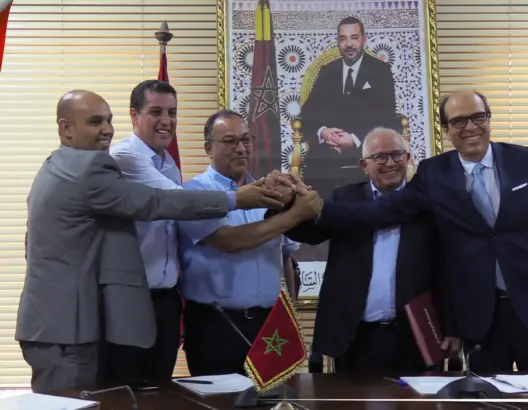توقيع مذكرة تفاهم لدعم الاستثمار بأكادير.. وحرمان رجال أعمال مغاربة من دخول دول أوروبية على طاولة الاجتماع (فيديو)