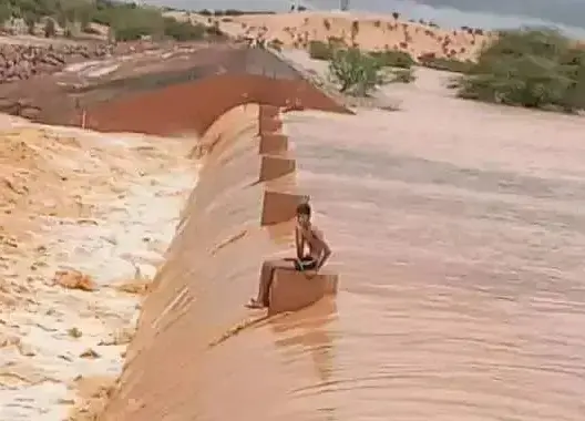 بعد 20 ساعة.. الرئيس الموريتاني يعلن إنقاذ طفل علق بسد