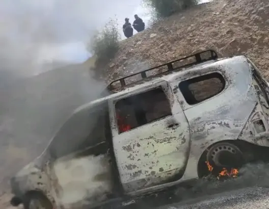 حريق يندلع بسيارة أجرة كبيرة بخنيفرة ويلحق بها خسائر جسيمة