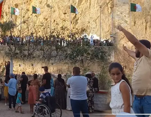 بعد خطاب الملك.. مغاربة وجزائريون يخلقون أجواء استثنائية بالحدود (فيديو)