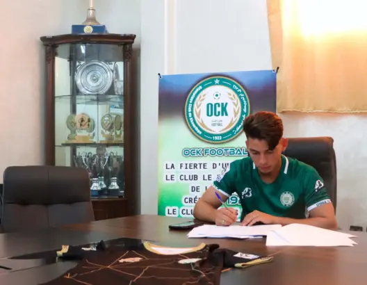 وقع لاعب خط وسط الميدان، سفيان كركاش، اليوم الأربعاء، بشكل رسمي، في صفوف نادي