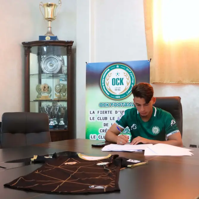 وقع لاعب خط وسط الميدان، سفيان كركاش، اليوم الأربعاء، بشكل رسمي، في صفوف نادي