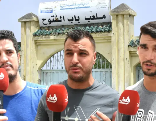 فاس.. مدربو ومؤطرو كرة القدم غاضبون من إغلاق ملعب باب الفتوح لأزيد من سنة (فيديو)