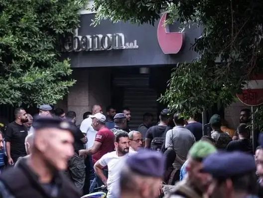 لبنان.. عملية احتجاز موظفين داخل بنك تحظى بدعم شعبي واسع