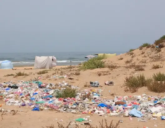 شاطئ “عين ڭديد” بدار بوعزة يتحول إلى مزبلة.. ومطالب للسلطات بالتدخل (فيديو)