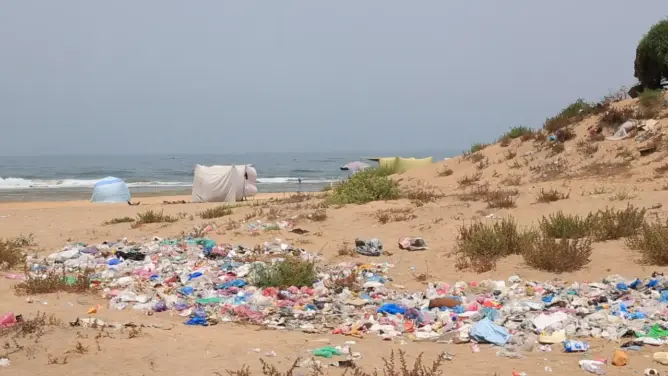 شاطئ “عين ڭديد” بدار بوعزة يتحول إلى مزبلة.. ومطالب للسلطات بالتدخل (فيديو)