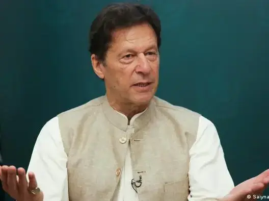سلطات باكستان توجه تهمة “الإرهاب” لعمران خان وأنصاره يحتشدون أمام منزله لمنع اعتقاله