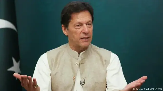 سلطات باكستان توجه تهمة “الإرهاب” لعمران خان وأنصاره يحتشدون أمام منزله لمنع اعتقاله