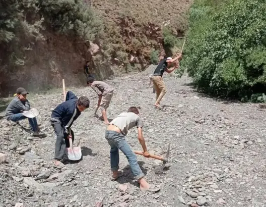 أطفال وشباب يقضون عطلة الصيف في “فك العزلة” عن مداشرهم بورزازات