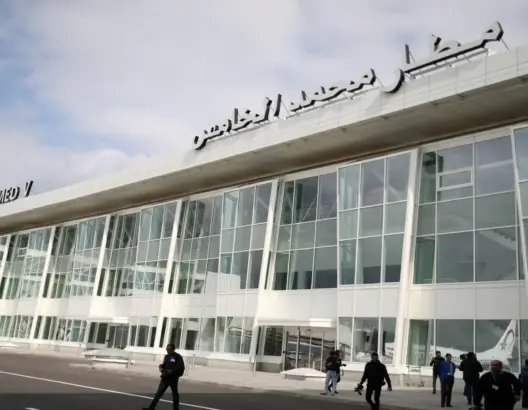 خلف مقتل شخص.. مكتب “الكهرباء” يحمل إدارة المطارات مسؤولية انفجار بمطار البيضاء
