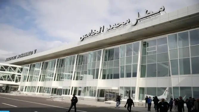 خلف مقتل شخص.. مكتب “الكهرباء” يحمل إدارة المطارات مسؤولية انفجار بمطار البيضاء